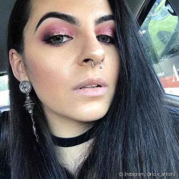 A sombra rosa traz mais cor para a maquiagem (Foto: Instagram @riq.e_artistry)